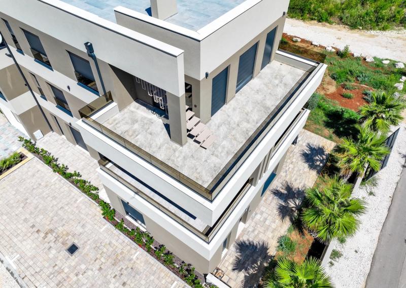 Na predaj novostavba apartmánu len 200m od mora so záhradou v Chorvátsku
