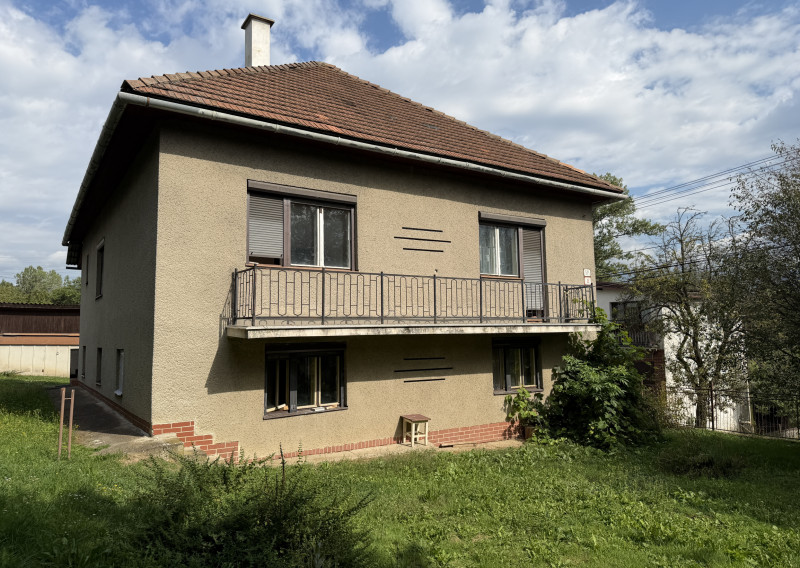 Priestranný rodinný dom s veľkou záhradou - Lopej