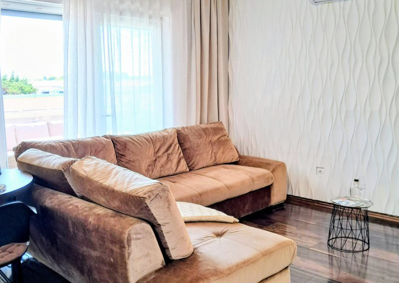 CHORVÁTSKO, OSTROV VIR  NA PREDAJ ŠTÝLOVÝ APARTMÁN S VÝHĽADOM NA MORE