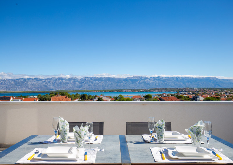 Chorvátsko - PENTHOUSE 72 m² S VEĽKOU STREŠNOU TERASOU A PANORAMATICKÝM VÝHĽADOM NA MORE