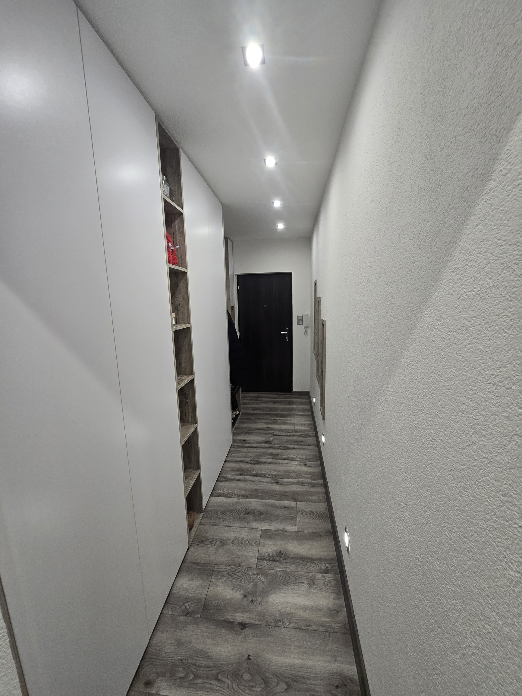 Rezervované - MODERNÝ A SLNEČNÝ: Kompletne zrekonštruovaný 1-izbový byt s loggiou v Brezne