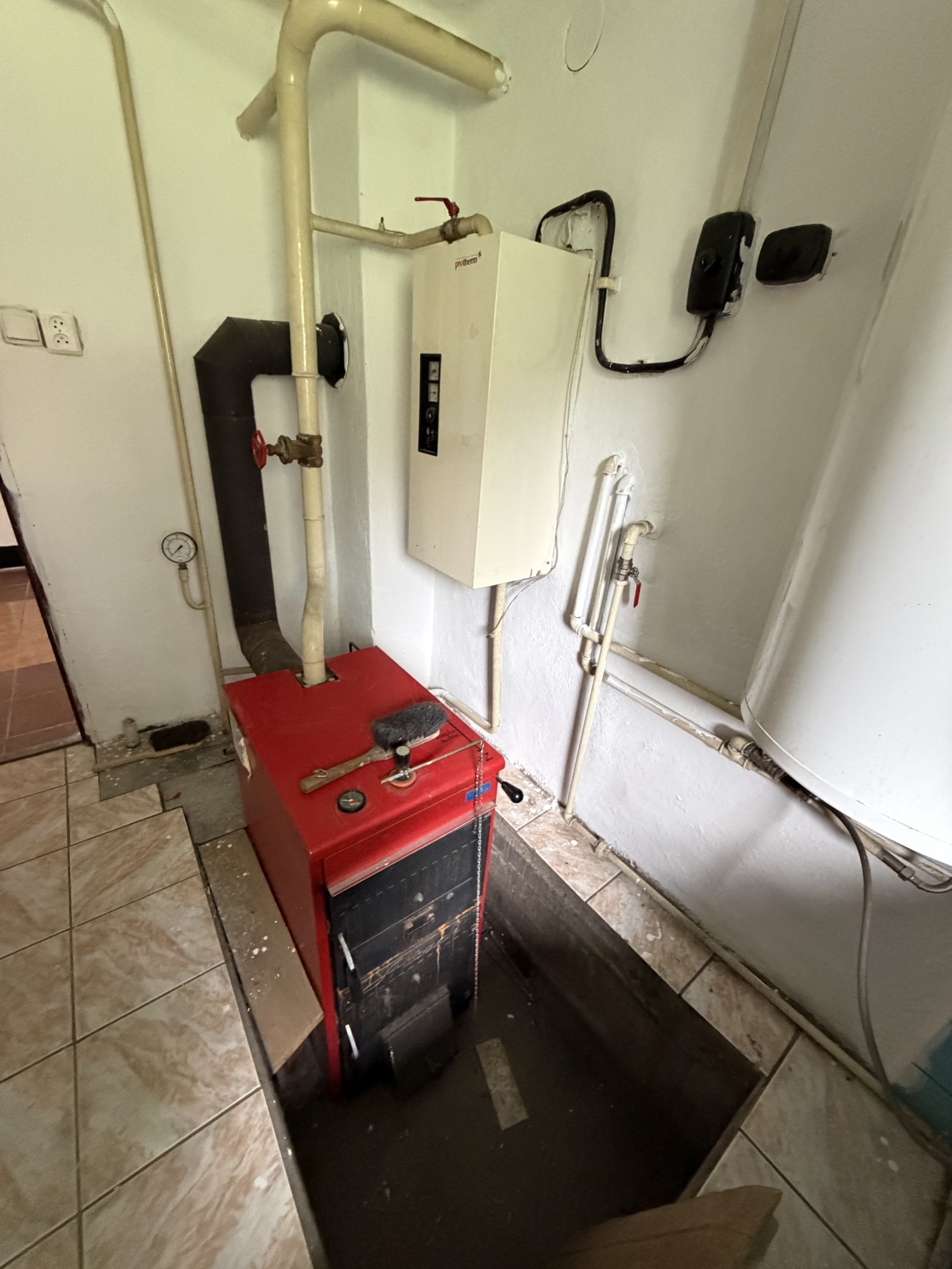 Priestranný rodinný dom s veľkou záhradou - Lopej